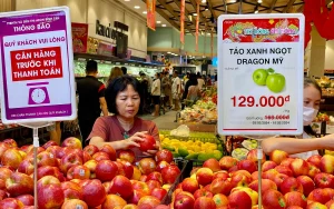 Chương trình khuyến mãi siêu thị online: Bí quyết săn deal hời và tiết kiệm tối đa chi tiêu Chào các bạn thân mến của tớ! Nếu bạn là một tín đồ của mua sắm online, chắc hẳn bạn đã không còn xa lạ với những banner quảng cáo "chói lóa" về các chương trình khuyến mãi siêu hấp dẫn từ các siêu thị trực tuyến, đúng không nào? Từ "Flash Sale", "Giảm giá sốc", "Miễn phí vận chuyển" đến "Mã giảm giá độc quyền"... đủ các chiêu thức khiến chúng ta không thể rời mắt. Thực sự mà nói, việc mua sắm online đã tiện lợi, nhưng khi kết hợp với các chương trình khuyến mãi, nó lại càng trở nên "hấp dẫn không thể cưỡng lại". Bạn có thể mua được những món đồ mình cần với giá hời, thậm chí còn tiết kiệm được kha khá tiền cho các khoản chi tiêu khác. Nhưng làm thế nào để không bị "lóa mắt" bởi những lời mời gọi và thực sự "săn" được những deal hời, tránh những "cạm bẫy" không đáng có? Đừng lo lắng nhé! Hôm nay, tớ sẽ "bật mí" tất tần tật về các chương trình khuyến mãi siêu thị online phổ biến nhất, cách để bạn không bỏ lỡ bất kỳ ưu đãi nào, và cả những bí quyết để trở thành một "thợ săn deal" chuyên nghiệp, giúp bạn tiết kiệm tối đa chi tiêu cho gia đình mình! Tại sao các chương trình khuyến mãi siêu thị online lại hấp dẫn đến vậy? Có rất nhiều lý do khiến các chương trình khuyến mãi (CTKM) trên siêu thị online trở thành "thỏi nam châm" thu hút người mua: Tiết kiệm chi phí rõ rệt: Đây là lợi ích hàng đầu. Với những ưu đãi giảm giá, tặng kèm, bạn có thể mua được cùng một lượng sản phẩm với số tiền ít hơn, hoặc mua được nhiều sản phẩm hơn với cùng một ngân sách. Kích thích mua sắm: Các CTKM tạo ra cảm giác "mua ngay kẻo lỡ", thúc đẩy hành vi mua sắm của người tiêu dùng, đặc biệt là với những sản phẩm đang trong danh sách chờ đợi của bạn. Thanh lý hàng tồn kho/hàng cận date (có kiểm soát): Đôi khi, siêu thị sử dụng khuyến mãi để đẩy nhanh hàng hóa, tránh tồn kho quá lâu hoặc giải phóng sản phẩm cận hạn sử dụng (nhưng vẫn đảm bảo chất lượng và thông tin minh bạch cho người mua). Thu hút khách hàng mới: CTKM, đặc biệt là các mã giảm giá cho đơn hàng đầu tiên hoặc ưu đãi đặc biệt, là cách hiệu quả để siêu thị online thu hút người dùng mới. Duy trì lòng trung thành của khách hàng cũ: Các chương trình tích điểm, ưu đãi riêng cho khách hàng thân thiết giúp duy trì mối quan hệ và khuyến khích họ tiếp tục mua sắm. Tăng trải nghiệm mua sắm: Việc săn được deal hời mang lại cảm giác "chiến thắng", khiến trải nghiệm mua sắm trở nên thú vị và đáng nhớ hơn. Tớ có một chị bạn, chị ấy nghiện săn sale online lắm. Chị ấy bảo, mỗi lần săn được một cái mã giảm giá "khủng" hay mua được món đồ yêu thích với giá hời là cảm thấy như mình vừa "trúng số" vậy, vui và phấn khích lắm! Các loại chương trình khuyến mãi siêu thị online phổ biến nhất Các siêu thị online có rất nhiều "chiêu" khuyến mãi khác nhau để thu hút chúng ta. Hãy cùng điểm qua những loại phổ biến nhất nhé: 1. Giảm giá trực tiếp trên sản phẩm Đây là hình thức khuyến mãi cơ bản và dễ nhận thấy nhất. Flash Sale (Giờ vàng, deal sốc): Đặc điểm: Sản phẩm được giảm giá cực mạnh trong một khung giờ cố định (ví dụ: 0h, 9h, 12h, 21h) và thường có số lượng giới hạn. Lợi ích: Mua được sản phẩm với giá không tưởng. Lưu ý: Cần "canh" đúng giờ, thao tác nhanh tay vì sản phẩm hết rất nhanh. Giảm giá theo phần trăm/số tiền cụ thể: Đặc điểm: Giảm X% hoặc giảm Y VNĐ trực tiếp trên giá sản phẩm. Lợi ích: Dễ dàng tính toán số tiền tiết kiệm. Lưu ý: Đọc kỹ giá gốc và giá sau giảm, tránh bị lừa bởi "sale ảo". Mua X tặng Y / Mua combo giá tốt: Đặc điểm: Khi mua một sản phẩm X, bạn sẽ được tặng sản phẩm Y, hoặc mua một gói sản phẩm (combo) với giá ưu đãi hơn mua lẻ. Lợi ích: Nhận được sản phẩm miễn phí hoặc mua được nhiều hơn với chi phí thấp hơn. Lưu ý: Đảm bảo cả sản phẩm X và Y đều là những thứ bạn cần dùng để tránh lãng phí. Đồng giá sản phẩm: Đặc điểm: Nhiều sản phẩm khác nhau được bán đồng giá (ví dụ: đồng giá 99k, đồng giá 49k...). Lợi ích: Dễ dàng lựa chọn, mua sắm nhanh chóng. Lưu ý: Chất lượng sản phẩm có thể không đồng đều, cần xem kỹ mô tả. 2. Mã giảm giá (Voucher/Coupon) Mã giảm giá là một trong những công cụ tiết kiệm được yêu thích nhất khi mua sắm online. Mã giảm giá toàn sàn/ngành hàng: Đặc điểm: Áp dụng cho hầu hết các sản phẩm trên toàn sàn thương mại điện tử (Shopee, Lazada, Tiki...) hoặc trong một ngành hàng cụ thể (ví dụ: ngành hàng thực phẩm, hóa mỹ phẩm...). Lợi ích: Giảm giá cho nhiều món đồ khác nhau, đặc biệt hữu ích cho các đơn hàng lớn. Mã giảm giá cho từng shop/thương hiệu: Đặc điểm: Mã do từng gian hàng hoặc thương hiệu cụ thể phát hành, chỉ áp dụng cho sản phẩm của họ. Lợi ích: Có thể có mức giảm sâu hơn, đặc biệt khi mua sản phẩm của thương hiệu yêu thích. Mã miễn phí vận chuyển (Freeship): Đặc điểm: Giảm hoặc miễn phí hoàn toàn phí vận chuyển. Thường có điều kiện về giá trị đơn hàng tối thiểu hoặc số lượng lượt dùng. Lợi ích: Tiết kiệm một khoản chi phí không nhỏ, đặc biệt với các đơn hàng nhỏ hoặc khi ở xa. Mã cho lần đầu mua hàng/khách hàng thân thiết: Đặc điểm: Ưu đãi đặc biệt dành cho khách hàng mới để khuyến khích trải nghiệm, hoặc dành cho khách hàng lâu năm để tri ân. Lợi ích: Mức giảm thường rất hấp dẫn. 3. Tích điểm/Hoàn tiền Các chương trình này khuyến khích bạn mua sắm thường xuyên để nhận được lợi ích về lâu dài. Chương trình tích điểm đổi quà/voucher: Đặc điểm: Mỗi đơn hàng thành công, bạn sẽ tích lũy được điểm thưởng, sau đó có thể dùng điểm để đổi lấy voucher giảm giá hoặc quà tặng. Lợi ích: Mua sắm càng nhiều, càng có cơ hội nhận ưu đãi lớn. Hoàn tiền vào ví điện tử/tài khoản: Đặc điểm: Sau khi mua hàng, một phần tiền sẽ được hoàn lại vào ví điện tử liên kết hoặc tài khoản thanh toán của bạn. Lợi ích: Tiền hoàn lại có thể dùng để chi tiêu cho các đơn hàng tiếp theo. 4. Quà tặng kèm/Quay số trúng thưởng Quà tặng kèm: Đặc điểm: Khi mua một sản phẩm nhất định hoặc đạt giá trị đơn hàng tối thiểu, bạn sẽ được tặng kèm một sản phẩm khác (dùng thử, quà lưu niệm...). Lợi ích: Nhận thêm giá trị mà không tốn thêm tiền. Tham gia quay số/mini game: Đặc điểm: Sau khi mua hàng, bạn có thể tham gia quay số may mắn, mini game để có cơ hội trúng các giải thưởng giá trị. Lợi ích: Cơ hội nhận được những phần quà lớn. 5. Ưu đãi liên kết Giảm giá khi thanh toán qua ví điện tử/ngân hàng: Đặc điểm: Các siêu thị online thường hợp tác với ví điện tử (MoMo, ZaloPay, ShopeePay...), ngân hàng để đưa ra ưu đãi khi thanh toán bằng phương thức đó. Lợi ích: Giảm giá trực tiếp trên tổng hóa đơn. Ưu đãi cho chủ thẻ tín dụng/tín dụng: Đặc điểm: Chủ thẻ của một số ngân hàng có thể nhận được ưu đãi riêng khi mua hàng vào các ngày nhất định. Lợi ích: Giảm giá hoặc trả góp 0%. Tớ có một cô bạn, cô ấy rất "chăm" dùng ví điện tử để thanh toán khi mua sắm online. Nhờ vậy mà cô ấy thường xuyên nhận được các mã giảm giá riêng từ ví, cộng thêm mã của siêu thị nữa là tiết kiệm được một khoản kha khá. Làm thế nào để không bỏ lỡ chương trình khuyến mãi "ngon"? Để trở thành một "cao thủ" săn deal, bạn cần có chiến lược rõ ràng: Theo dõi các kênh thông tin chính thức: Ứng dụng/Website của siêu thị: Luôn kiểm tra mục "Mã giảm giá", "Voucher của tôi", "Ưu đãi" trên ứng dụng/website. Đây là nơi tổng hợp đầy đủ nhất. Fanpage chính thức trên mạng xã hội: Các siêu thị thường cập nhật CTKM mới nhất, các sự kiện sale lớn trên Fanpage của họ. Đăng ký nhận Email/Tin nhắn: Đăng ký nhận thông báo từ siêu thị để không bỏ lỡ bất kỳ ưu đãi nào. Đôi khi có những mã độc quyền chỉ gửi qua email. Tham gia các nhóm, cộng đồng săn sale online: Trên Facebook, Zalo có rất nhiều nhóm chuyên chia sẻ mã giảm giá, thông tin khuyến mãi từ các sàn thương mại điện tử và siêu thị online. Đây là nguồn thông tin rất nhanh và hữu ích. Đặt lịch nhắc nhở cho các đợt sale lớn: Các ngày sale "đôi" (1/1, 2/2, ..., 11/11, 12/12), Black Friday, Cyber Monday, Sinh nhật sàn... là những dịp có khuyến mãi cực khủng. Hãy ghi chú lại và đặt nhắc nhở để không bỏ lỡ. Sử dụng tính năng "thêm vào giỏ hàng" hoặc "yêu thích": Khi bạn quan tâm một sản phẩm nào đó nhưng chưa muốn mua ngay, hãy thêm vào giỏ hàng hoặc danh sách yêu thích. Siêu thị có thể gửi thông báo cho bạn nếu sản phẩm đó được giảm giá. Bí quyết tận dụng tối đa các chương trình khuyến mãi siêu thị online Săn được khuyến mãi đã là một chuyện, tận dụng nó một cách thông minh để thực sự tiết kiệm lại là chuyện khác. Lập danh sách mua sắm và ngân sách trước: Đừng để các ưu đãi hấp dẫn "quyến rũ" bạn mua những món không cần thiết. Hãy luôn có danh sách những thứ cần mua và một ngân sách rõ ràng. So sánh giá trước và sau khuyến mãi (tránh sale ảo): Một số nơi có thể "thổi phồng" giá gốc để giảm giá "khủng" nhưng thực chất giá sau giảm vẫn không rẻ hơn là bao. Hãy so sánh giá sản phẩm đó trên các sàn/siêu thị khác hoặc xem lịch sử giá (nếu có). Đọc kỹ điều kiện áp dụng: Mã giảm giá có áp dụng cho sản phẩm bạn muốn mua không? Đơn hàng có cần đạt giá trị tối thiểu không? Mã có hiệu lực đến bao giờ? Đây là những điều kiện rất quan trọng cần nắm rõ. Ưu tiên mua các mặt hàng thiết yếu, có hạn sử dụng dài: Với các mặt hàng như gạo, dầu ăn, nước rửa chén, sữa tắm... bạn có thể mua số lượng lớn hơn khi có khuyến mãi để dùng dần mà không sợ hết hạn. Gom đơn hàng để đạt ngưỡng freeship/giảm giá: Thay vì mua lẻ tẻ nhiều lần với chi phí vận chuyển riêng, hãy gom các món đồ cần thiết lại thành một đơn hàng lớn để đủ điều kiện áp dụng mã freeship hoặc các ưu đãi khác. Kết hợp các loại mã giảm giá (nếu được): Một số siêu thị cho phép áp dụng đồng thời nhiều loại mã (ví dụ: mã giảm giá sản phẩm + mã freeship + mã từ ví điện tử). Hãy thử kết hợp để tối ưu chi phí. Kiên nhẫn chờ đợi đợt sale lớn cho các món đồ không gấp: Nếu món đồ bạn muốn mua không quá cấp thiết, hãy chờ đến những dịp sale lớn như 11/11, 12/12, Black Friday... để có cơ hội săn được giá tốt nhất. Tớ có một chị bạn, chị ấy là bậc thầy trong việc kết hợp mã. Chị ấy luôn tìm mã giảm giá của shop, sau đó lại tìm mã freeship của sàn, rồi còn dùng ví điện tử có ưu đãi nữa. Kết quả là chị ấy mua được rất nhiều đồ với giá "hạt dẻ" mà ai cũng phải ghen tị. Những "cạm bẫy" cần tránh khi săn khuyến mãi online Bên cạnh những lợi ích, việc săn khuyến mãi cũng tiềm ẩn một vài "cạm bẫy" mà bạn cần cảnh giác: Mua sắm bốc đồng vì giảm giá: Đừng mua chỉ vì nó rẻ! Hãy tự hỏi bản thân: "Mình có thực sự cần món đồ này không?", "Mình đã có món đồ tương tự chưa?". Sản phẩm cận date, chất lượng kém: Một số khuyến mãi "khủng" có thể áp dụng cho các sản phẩm cận hạn sử dụng hoặc có lỗi nhỏ. Hãy đọc kỹ mô tả và kiểm tra tình trạng sản phẩm khi nhận hàng. Chính sách đổi trả phức tạp: Khi mua đồ khuyến mãi, chính sách đổi trả có thể khác. Hãy tìm hiểu kỹ để tránh rắc rối nếu sản phẩm không ưng ý. Lừa đảo từ các trang web giả mạo: Chỉ nên mua sắm trên ứng dụng/website chính thức của các siêu thị uy tín. Cảnh giác với các đường link lạ, yêu cầu thông tin cá nhân hoặc thanh toán không rõ ràng. Câu chuyện thực tế về việc săn khuyến mãi thành công Tớ có một câu chuyện nhỏ của chính mình. Hồi đầu năm nay, tớ cần mua một bộ nồi chảo mới cho căn bếp. Tớ thấy giá khá cao nên cứ ngần ngừ. Tớ quyết định "theo dõi" trên app Bách Hóa Xanh. Đến đợt sale sinh nhật, tớ bất ngờ thấy bộ nồi chảo đó được giảm giá 40%, lại còn được tặng thêm một cái chảo chống dính nữa. Tớ nhanh tay "chốt đơn" ngay. Tổng cộng tớ tiết kiệm được hơn 1 triệu đồng cho cả bộ đồ bếp, mà lại mua được sản phẩm chất lượng, xịn sò. Cảm giác đó thật sự rất vui và đáng tiền! Kết luận Các chương trình khuyến mãi siêu thị online thực sự là một "mỏ vàng" để chúng ta tiết kiệm chi tiêu và nâng cao chất lượng cuộc sống. Tuy nhiên, để trở thành một người tiêu dùng thông thái, bạn cần có chiến lược rõ ràng, biết cách tìm kiếm, lựa chọn và tận dụng ưu đãi một cách hiệu quả nhất. Hy vọng rằng những chia sẻ trên đây của tớ đã giúp các bạn có thêm kiến thức và kinh nghiệm để "săn deal" thành công trên các siêu thị online. Hãy là những người tiêu dùng thông thái, biết cách chi tiêu hợp lý và có những trải nghiệm mua sắm thật vui vẻ và tiết kiệm nhé!